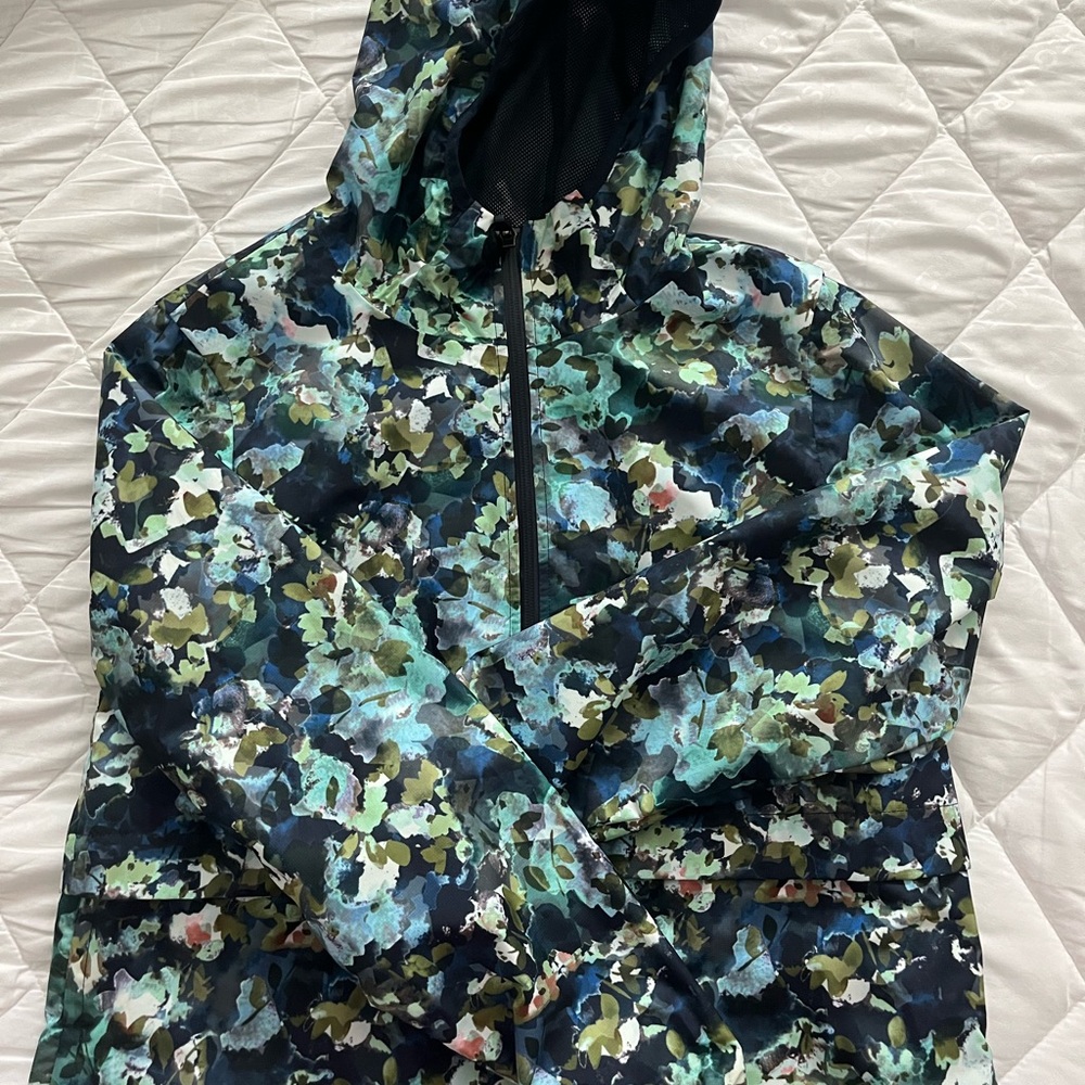 Sweaty Betty Floral Camouflage Hooded Jacket in Green, Teal, Navy